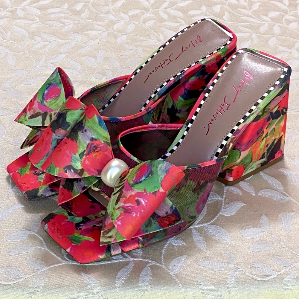 π Betsey Johnson Heeled Sandals Womens size 11 Floral Big Bow Slip On Heels NEW - Picture 3 of 6